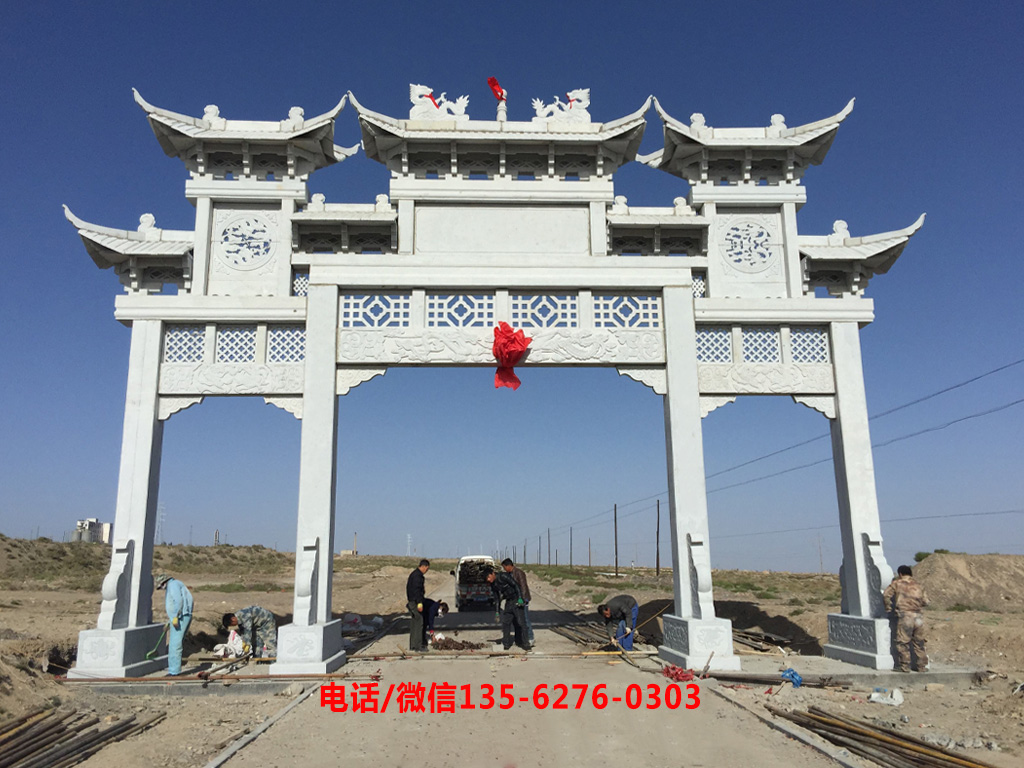 進(jìn)村路口石牌坊圖片 進(jìn)村路口石牌坊裝點(diǎn)美麗鄉(xiāng)村